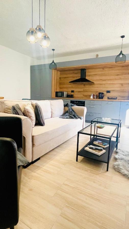 קאנפאנאר Modern Apartment With Fireplace & Stylish Kitchen מראה חיצוני תמונה