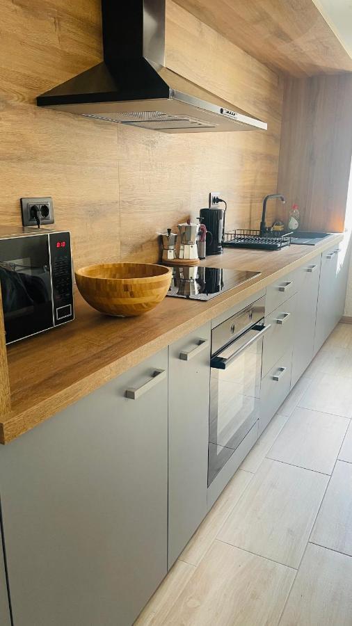 קאנפאנאר Modern Apartment With Fireplace & Stylish Kitchen מראה חיצוני תמונה
