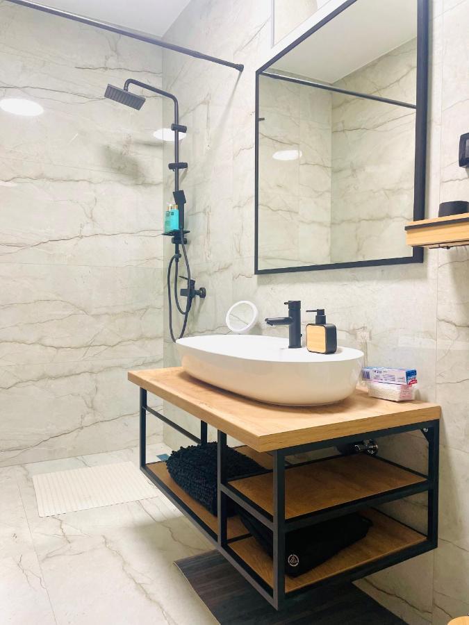 קאנפאנאר Modern Apartment With Fireplace & Stylish Kitchen מראה חיצוני תמונה